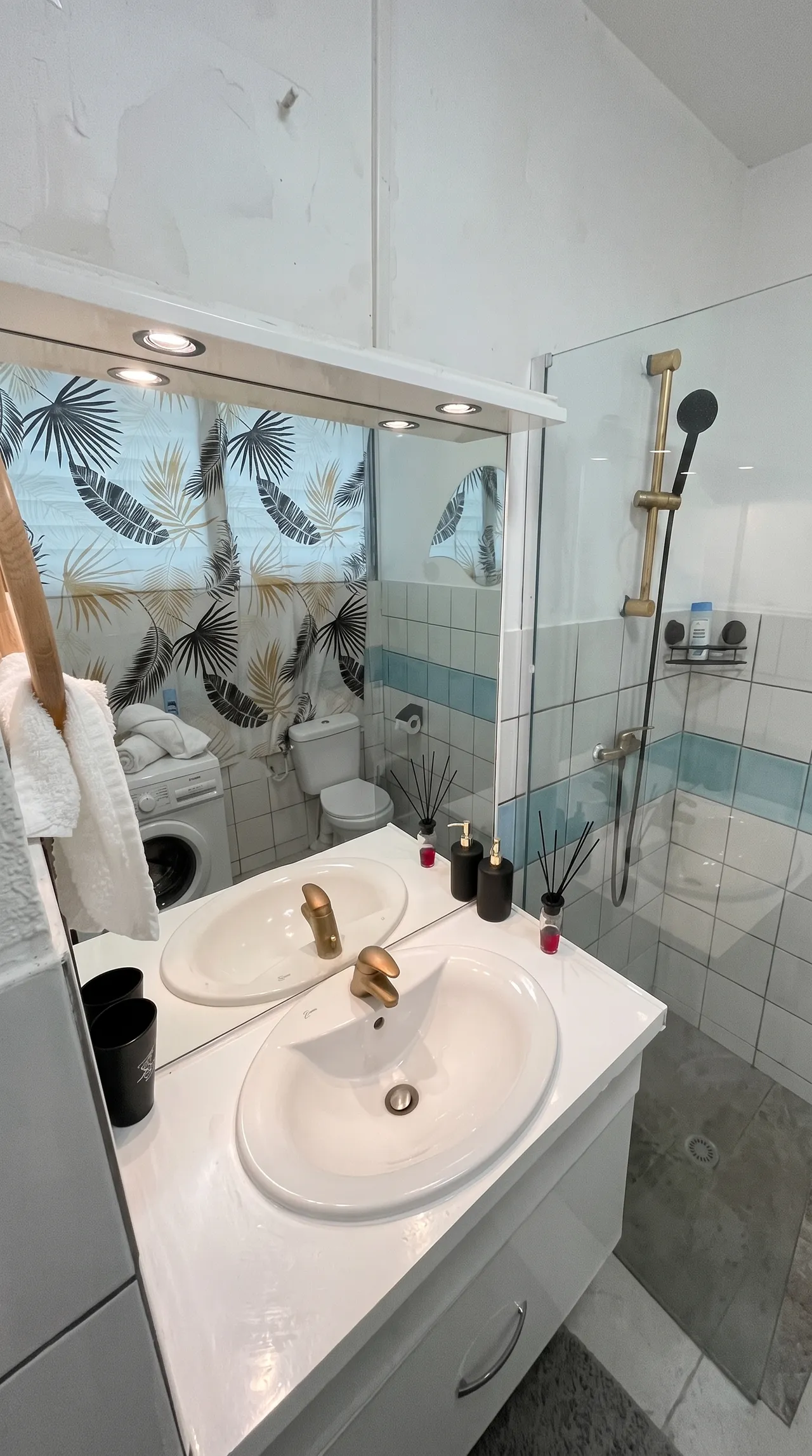 Salle de bain avec miroir et lavabo