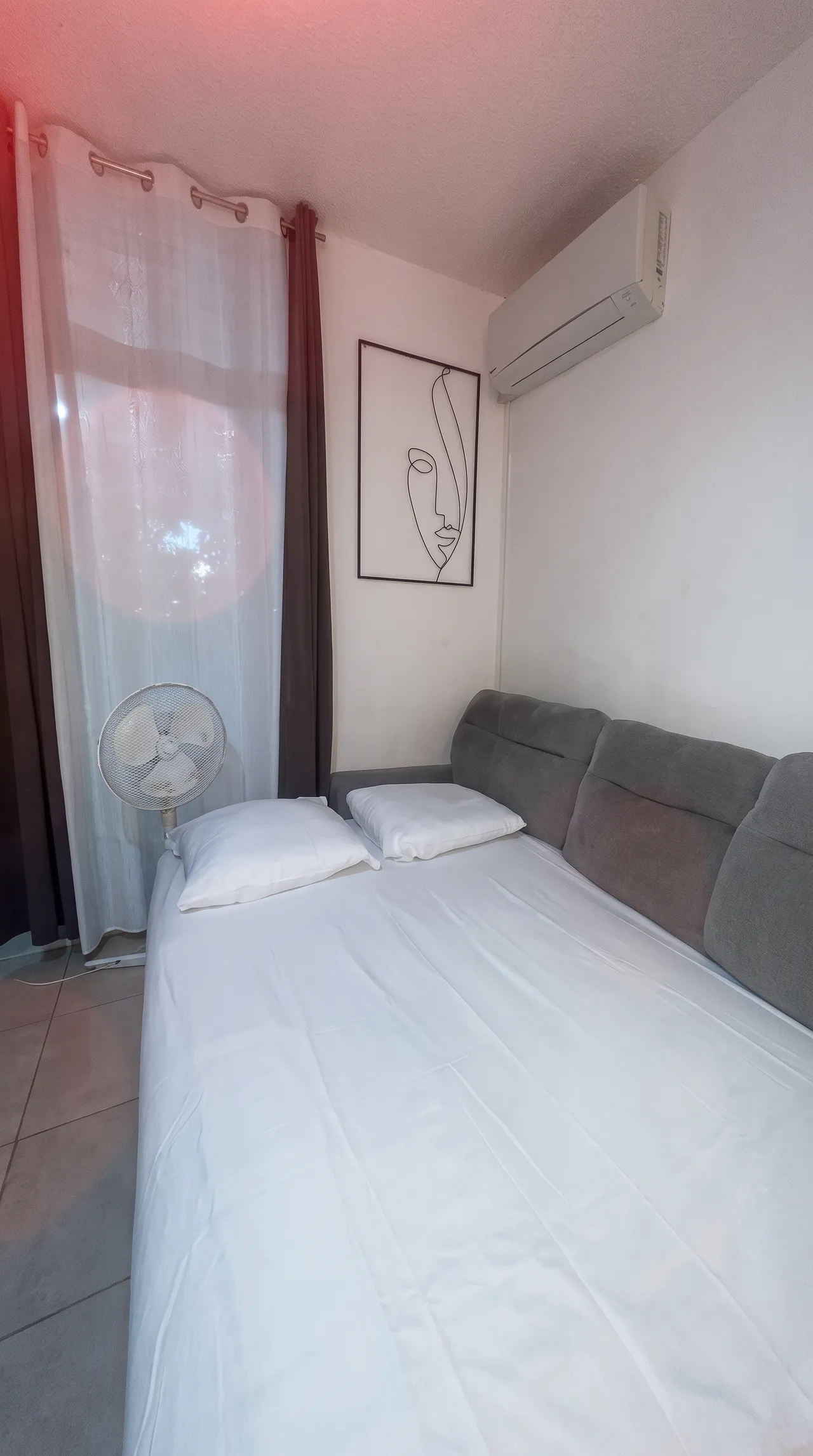Salon qui fait aussi chambre avec un lit en gros plan