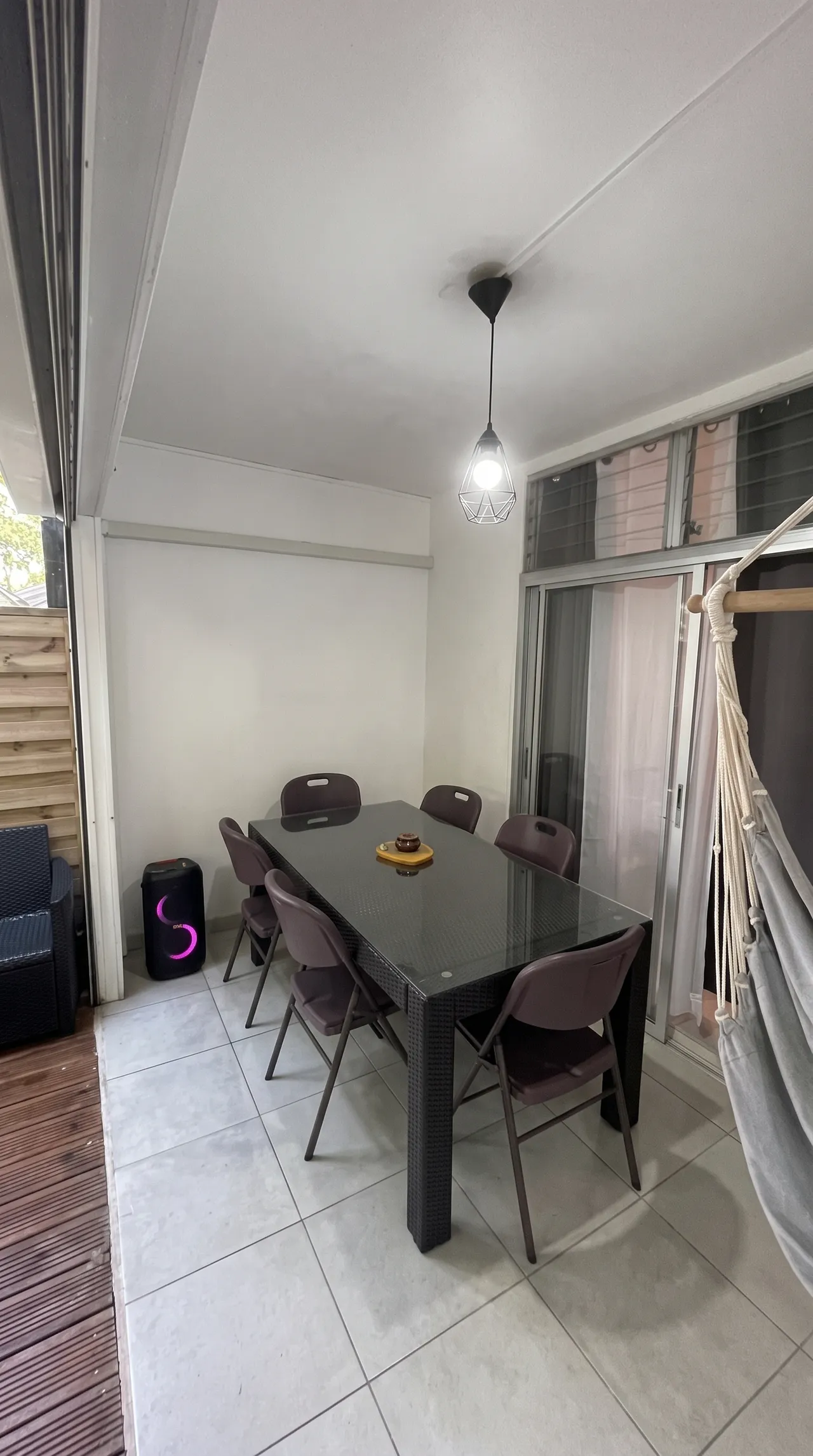 Terrasse avec tables et chaises et cendrier