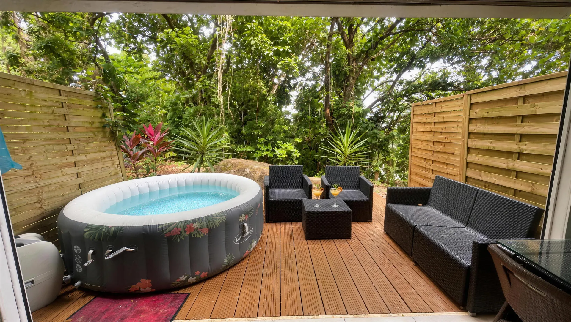 terrasse du cocon de moutte salon de jardin et jacuzzi
